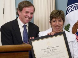 Julia Núñez, recibe, en nombre de las Damas de Blanco, el premio de Derechos Humanos del Departamento de Estado de Estados Unidos. AFP  /