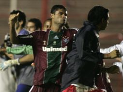 Luis Ojeda de Argentinos Juniors lucha contra el jugador del Fulminense de Brasil, tras confundir festejos como burla. REUTERS  /