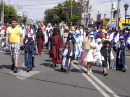 Decenas de nazarenos procedentes de los diversos barrios de la delegación Iztapalapa esperan impacientes la salida del Cristo. NTX  /