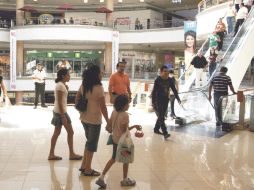 Familias y muchos solitarios en busca de nuevas amistades forman parte del público habitual en las plazas comerciales. A. CAMACHO  /