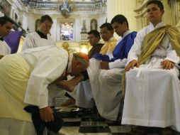 El cardenal, Juan Sandoval Íñiguez, durante la misa de lavatorio de pies en la Catedral de Guadalajara. M. FREYRIA  /