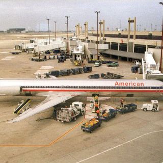 Vuelo de American Airlines registra problemas de motor y regresa a aeropuerto