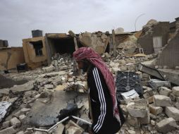 Un libio camina entre las ruinas de una casa destruida por las fuerzas leales a Muamar Gadhafi. EFE  /