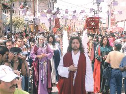 Los asistentes colman avenidas del recorrido de la representación de la Pasión del Salvador, seguido por cientos de nazarenos. NTX  /