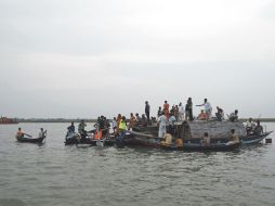 Trabajadores de rescate realizan una búsqueda de personas luego del hundimiento de la embarcación. AP  /