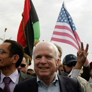 Llega senador McCain a Bengasi para entrevistarse con rebeldes libios