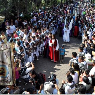 Inician nazarenos procesión por calles de Iztapalapa