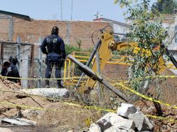 Policías resguardan el lugar donde han sido exhumados decenas de cadáveres en Durango. REUTERS  /