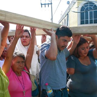Conmemoran en Analco tragedia del 22 de abril con Vía Crucis