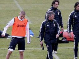 José Mourinho (centro) afirma que seguirá al frente del Real Madrid. EFE  /