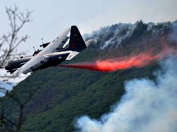 Un avión Hércules C-130 de la fuerza aérea de EU sofoca el incendio en Coahuila. EFE  /