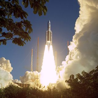 Despegó el cohete Ariane-5 para poner en órbita dos satélites