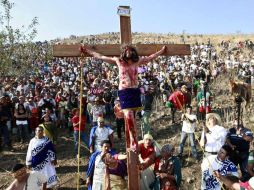 Jesús es crucificado ante la presencia de miles. Después será bajado en una camilla para llevarlo a su lecho de muerte. E. PACHECO  /