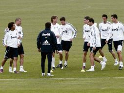 Los jugadores del Madrid trabajan de cara al juego contra el Valencia. EFE  /