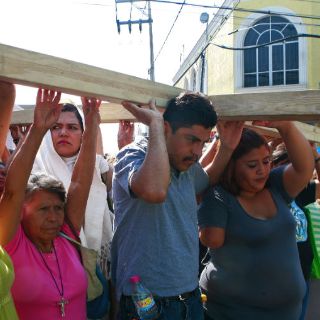 Recuerdan tragedia del 22 de abril con Vía Crucis