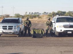 Dentro de las camionetas fueron localizadas las armas de fuego, pero se desconoce al propietario. ESPECIAL  /