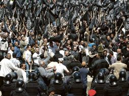 Policías libaneses vigilan a simpatizantes de los opositores sirios en Trípoli, Líbano. AP  /