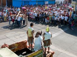 El Vía Crucis en el Barrio de Analco fue tematizado para recordar a fallecidos por las explosiones del 22 de abril. A. GARCÍA  /