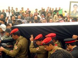 Aspecto del funeral del viernes de un sargento del ejército Abdullah Ahmed Youssef en la norteña provincia de Hasaka, Siria. EFE  /