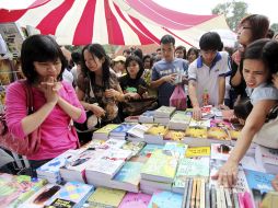 Ciudadanos y turistas se dieron cita a temprana hora a los puestos de venta. EFE  /