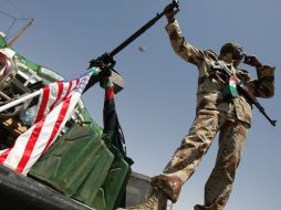 Rebelde libio sobre una máquina pesada decorada con una bandera de EU. AFP  /