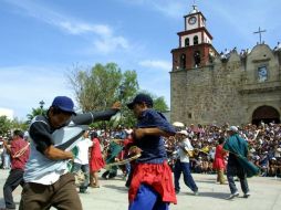 Actores y pobladores protagonizaron una batalla campal en el centro de la plaza principal de San Martín de las Flores. ARCHIVO  /