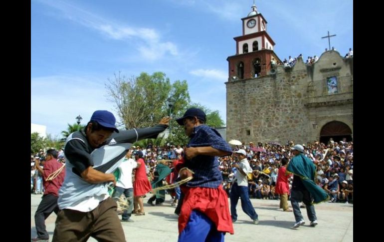 Actores y pobladores protagonizaron una batalla campal en el centro de la plaza principal de San Martín de las Flores. ARCHIVO  /