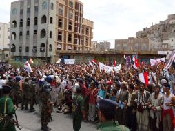 Policías resguardan la manifestación de opositores al gobierno en la ciudad yemení de Taiz. REUTERS  /