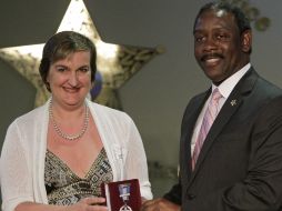 Helen Beard (i), recibió la Medalla al Mérito en Orlando, Florida, por salvar la vida de la bebé. AP  /