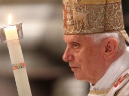 El Papa Benedicto XVI sostiene una vela durante la misa del Cirio Pascual en la basílica de San Pedro. EFE  /