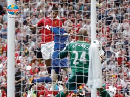 Javier Hernández vence de cabeza al portero Tim Howard. REUTERS  /