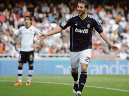 Higuaín festeja una de sus anotaciones. REUTERS  /