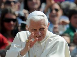 El Papa Benedicto XVI saluda a los fieles congregados en la plaza de San Pedro del Vaticano. EFE  /