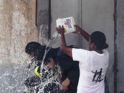 Una mujer moja a un vecino en este Sábado de Gloria. EL UNIVERSAL  /