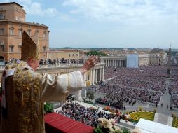 El Papa impartió la bendición Urbi et Orbi, a la ciudad de Roma y a todo el mundo, en la plaza de San Pedro del Vaticano. EFE  /