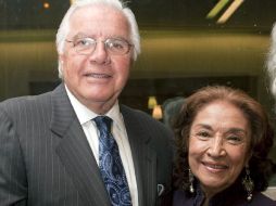 Se muestra el cubano acompañado de la actriz puertorriqueña Miriam Colón, a su llegada a la gala. EFE  /