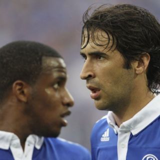 Schalke planea prolongar contrato de Raúl