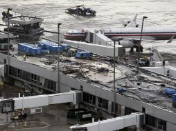 Equipos de obreros retiraron escombros que habían cubierto parte de las pistas y el interior del aeropuerto. EFE  /