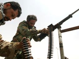Rebeldes libios preparan un arma de grueso calibre en la estratégica ciudad de Ajdabiya, Libia. AFP  /
