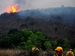 A causa de las rachas de viento de hasta 80 kilómetros por hora, es imposible decir que se ha combatido el fuego. EFE  /