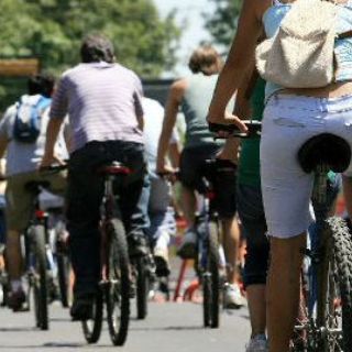 Un centenar de invidentes pedalean en la Vía RecreActiva