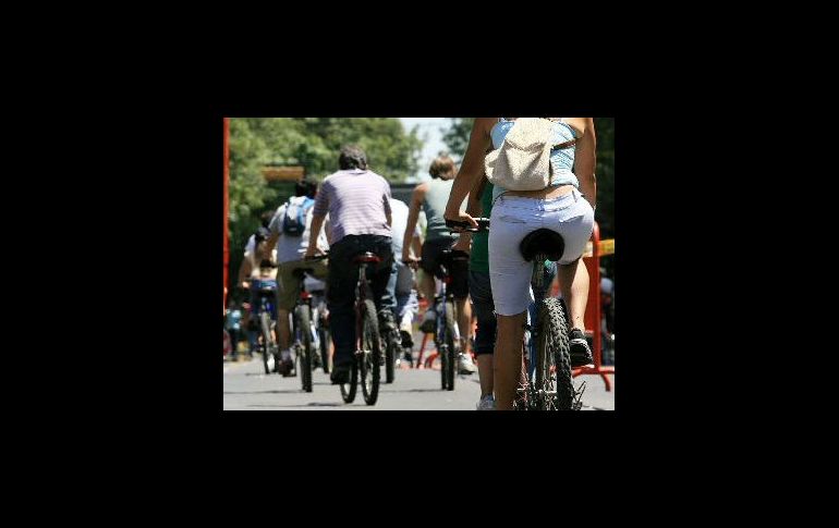 Al paseo dominical ahora se sumaron 100 invidentes en el recorrido llamado El Paseo a Ciegas. ARCHIVO  /