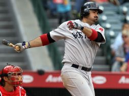 El mexicano Adrián González conectó tres hits en el triunfo de Boston 7-0 sobre Angelinos. AFP  /