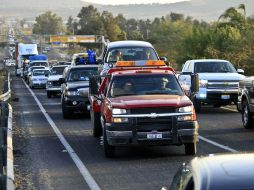 Por carretera a Nogales rumbo a la ciudad, un automóvil con todo y familia adentro tuvo que ser auxiliado por una grúa. E. PACHECO  /