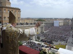 Benedicto XVI imparte la bendición ''Urbi et Orbi'' en la Plaza de San Pedro, tras oficiar la misa del Domingo de Resurrección. REUTERS  /
