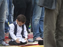 Un menor durante la oración cerca de la Corte en Bengasi. REUTERS  /