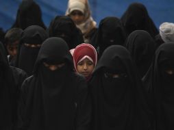 Mujeres yemeníes rezan durante las protestas celebradas en las que piden al mandatario dejar el poder, en Saná. REUTERS  /