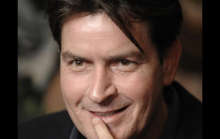 A pesar de su rompimiento con la actriz, Charlie Sheen dice desearle lo mejor. AP  /