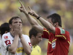 El árbitro alemán Wolfgang Stark señala un tiro libre, durante un partido de la Bundesliga alemana. EFE  /