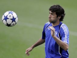 El jugador español del Schalke 04, Raúl González, trabaja para enfrentar al United y quedarse con la victoria. AP  /